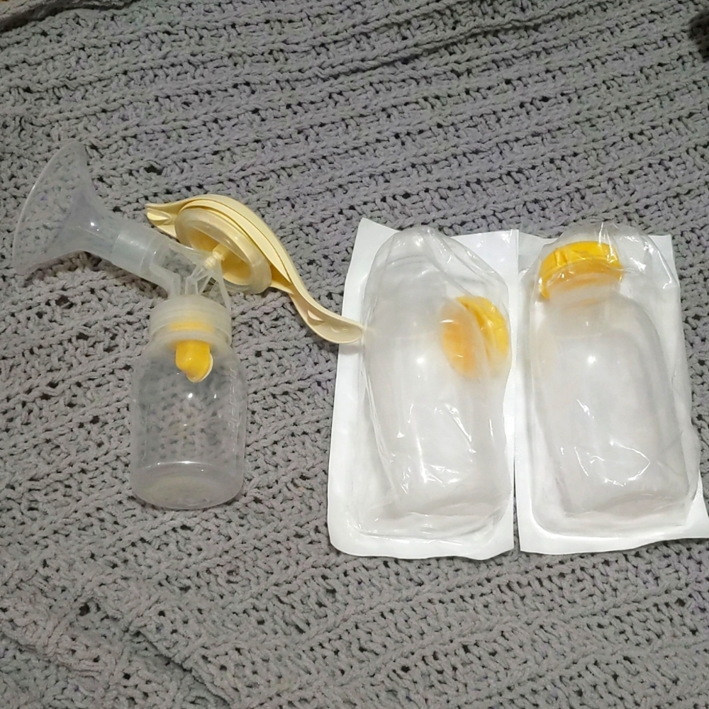 Medela Manual Handpump and bottles pre-owned